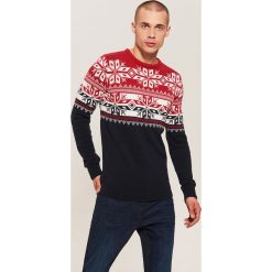 Sweter z zimowym motywem - Czerwony. Swetry przez głowę męskie marki House. W wyprzedaży za 59.99 zł.