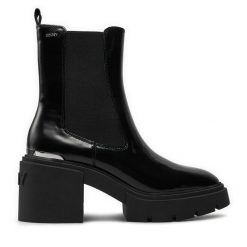 Botki DKNY. Czarne botki damskie DKNY, bez obcasa, na słupku, bez zapięcia. Za 459.99 zł.