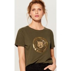 Koszulka z połyskującym haftem - Khaki. T-shirty damskie marki Mohito. Za 49.99 zł.