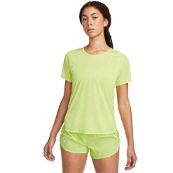 Odzież Nike. Zielona koszulki sportowe damskie Nike, bez wzorów, bez kołnierzyka, bez ramiączek. Za 199.99 zł.