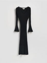 Prążkowana sukienka z wiskozy - czarny. Czarne sukienki damskie Reserved, l, bez wzorów, z dzianiny, bez kołnierzyka, bez ramiączek, dopasowane. Za 179.99 zł.