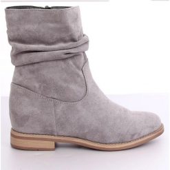 Botki na ukrytym koturnie szare NC838 Grey. Szare botki damskie ButyModne, bez obcasa, na koturnie, bez zapięcia. W wyprzedaży za 158.44 zł.