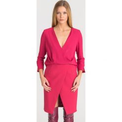 SUKIENKA ELSABETTA FRANCHI. Różowe sukienki damskie Elisabetta Franchi, na imprezę, bez wzorów, bez kołnierzyka, bez ramiączek, mini, kopertowe. Za 675.00 zł.