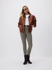 Spodnie z paskiem - brązowy. Brązowe spodnie materiałowe damskie Reserved, l, bez wzorów, z tkaniny. Za 159.99 zł.