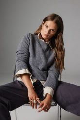 WEŁNIANY SWETER LAURA SZARY M - Flawless. Szare swetry damskie Flawless, m, bez wzorów, z dzianiny, eleganckie, bez kołnierzyka, bez ramiączek, bez kaptura. Za 679.00 zł.