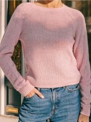Basic sweter z długimi rękawami - różowy. Czerwone swetry damskie Sinsay, l, bez wzorów, bez kołnierzyka, bez ramiączek, długie, bez kaptura. Za 39.99 zł.