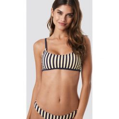 NA-KD Swimwear Sportowa góra bikini - White,Multicolor. Bikini damskie marki NA-KD Swimwear. W wyprzedaży za 26.47 zł.