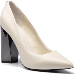 Półbuty GUESS - FLODE4 LEA08 SNOW. Białe półbuty damskie Guess, z aplikacjami, ze skóry. Za 669.00 zł.