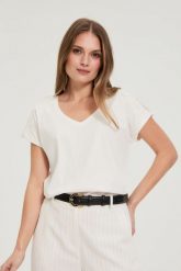 Bluzka z koronką na rękawach biała. Białe bluzki damskie MOODO, l, bez wzorów, z bawełny, bez kołnierzyka, bez ramiączek. Za 59.99 zł.