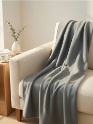 Jednolity koc - szary. Szare kocyki dla dzieci Sinsay. Za 15.99 zł.