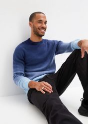 Sweter w cieniowanym kolorze. Niebieskie swetry przez głowę męskie bonprix, l, bez wzorów, bez kołnierzyka. Za 129.99 zł.