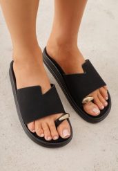 Czarne Klapki Typu Japonki z Metaliczną Ozdobą Samrina. Czarne klapki damskie Born2be, z aplikacjami, z jeansu, bez obcasa, na płaskiej podeszwie. Za 79.99 zł.