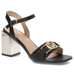 Czarne Sandały Filippo Eleganckie Buty Damskie. Czarne klapki damskie Filippo, bez wzorów, ze skóry ekologicznej, bez obcasa, na obcasie, bez zapięcia. Za 169.00 zł.