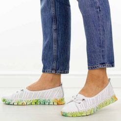 Białe ażurowe skórzane półbuty damskie S.Barski 5970. Białe półbuty damskie S.BARSKI, na jesień, w ażurowe wzory, z jeansu, casualowe, z okrągłym noskiem, bez obcasa, na płaskiej podeszwie, bez zapięcia. Za 219.00 zł.