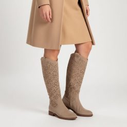 Kozaki damskie S.Barski, ażurowa cholewka do kolana zamek z boku niski obcas lekka podeszwa styl codzienny, beżowe, HY61-8023. Brązowe kozaki damskie S.BARSKI, bez obcasa, na obcasie. Za 209.00 zł.