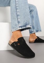 Czarne Klapki Typu Chodaki z Ekozamszu Zdobione Sprzączką Amustana. Czarne klapki damskie Renee, z aplikacjami, z jeansu, eleganckie, bez obcasa, na płaskiej podeszwie. Za 59.99 zł.