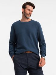 Męski sweter RELAXED FIT z dzianiny o diamentowym splocie – granatowy V2 - Rozmiar: M. Niebieskie swetry przez głowę męskie Ombre Clothing, m, z aplikacjami, z bawełny, bez kołnierzyka. W wyprzedaży za 111.99 zł.