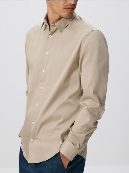 Gładka koszula slim fit - beżowy. Brązowe koszule męskie Reserved, l, bez wzorów, z bawełny, bez kołnierzyka, bez ramiączek. W wyprzedaży za 49.99 zł.
