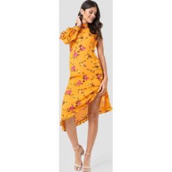 NA-KD Sukienka ze stójką i falbanką - Multicolor,Yellow. Sukienki damskie NA-KD, z asymetrycznym kołnierzem, z długim rękawem. Za 40.95 zł.