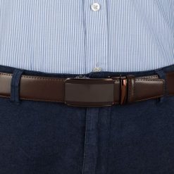 Pasek męski skórzany 3,5 cm klamra automatyczna Beltimore brązowy 52-600 : Kolory - brązowy, beżowy, Rozmiar pasków - r.105-120 cm. Brązowe paski damskie bez wzorów, ze skóry, wizytowe. Za 64.99 zł.
