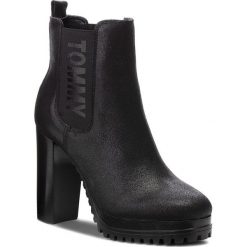 Botki TOMMY JEANS - Metallic Heeled Chel EN0EN00250 Black 990. Kozaki damskie marki Tommy Jeans. W wyprzedaży za 389.00 zł.