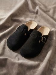 Skórzane klapki mule z regulowaną klamrą - czarny. Czarne klapki damskie Sinsay, bez wzorów, bez obcasa. Za 79.99 zł.