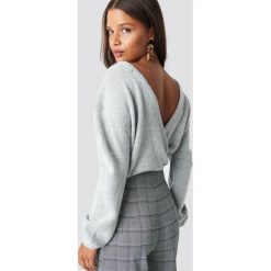 NA-KD Trend Dzianinowy sweter z kopertowym tyłem - Grey. Szare swetry damskie NA-KD Trend, z dzianiny, z kopertowym dekoltem. Za 121.95 zł.