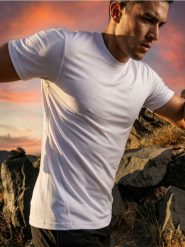 Koszulka regular fit - biały. Białe koszulki sportowe męskie Sinsay, l, bez wzorów, bez kołnierzyka, bez ramiączek. Za 19.99 zł.