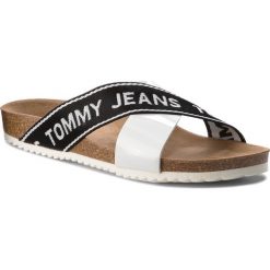 Klapki TOMMY JEANS - Flat Cor EN0EN00322 Off White 156. Klapki damskie marki Tommy Jeans. W wyprzedaży za 189.00 zł.