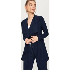 Kardigan z kaskadowym kołnierzem - Granatowy. Kardigany damskie marki Reserved. Za 59.99 zł.