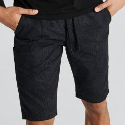 Szorty z nadrukiem all over - Czarny. Szorty męskie marki Cropp. Za 89.99 zł.