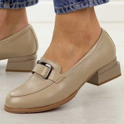 Beżowe półbuty damskie, mokasyny M.Daszyński Sa267-2. Brązowe mokasyny damskie M.Daszyński, na jesień, z aplikacjami, ze skóry, biznesowe, z okrągłym noskiem, bez obcasa, na obcasie, bez zapięcia. Za 199.00 zł.