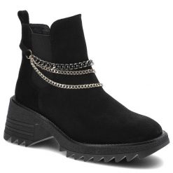 Botki damskie Karino, miękki materiał zamszowy z elastyczną cholewką ozdobnym metalowym łańcuszkiem oraz masywną podeszwą, czarne, 3947-003-P. Czarne kozaki damskie Karino, z materiału, bez obcasa, na obcasie. Za 382.99 zł.