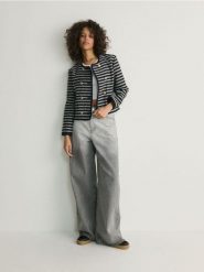 Dwurzędowy żakiet w paski - ciemnoszary. Szare żakiety damskie Reserved, l, bez wzorów, z bawełny. W wyprzedaży za 49.99 zł.