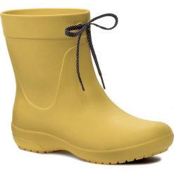 Kalosze CROCS - Freesail Shorty Rainboot 203851 Lemon. Żółte kozaki damskie Crocs, z materiału. W wyprzedaży za 159.00 zł.