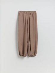 Spodnie balloon z modalem - beżowy. Brązowe spodnie materiałowe damskie Reserved, l, bez wzorów, z dzianiny. Za 109.99 zł.