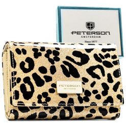 Portfel damski ze skóry ekologicznej i naturalnej w złotym kolorze z kieszenią zewnętrzną - Peterson. Żółte portfele damskie Peterson, bez wzorów, ze skóry ekologicznej. Za 149.99 zł.