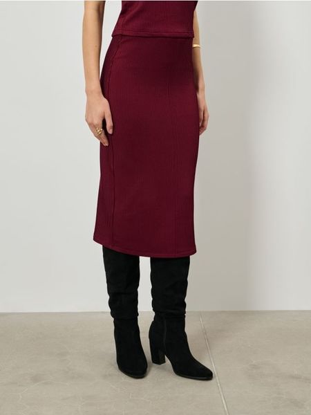 Prążkowana spódnica midi - bordowy. Czerwone spódnice damskie Sinsay, l, bez wzorów, prążkowane, midi. Za 17.99 zł.