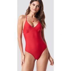 NA-KD Swimwear Kostium kąpielowy sznurowany z tyłu - Red. Kostiumy jednoczęściowe damskie marki NA-KD Swimwear. Za 100.95 zł.