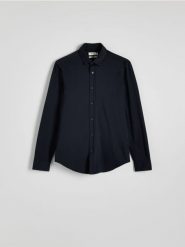 Koszula regular fit z bawełną - granatowy. Niebieskie koszule męskie Reserved, l, bez wzorów, z bawełny, bez kołnierzyka, bez ramiączek. W wyprzedaży za 65.99 zł.