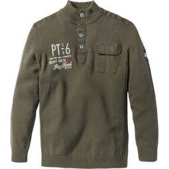 Sweter ze stójką Regular Fit bonprix ciemnooliwkowy. Swetry przez głowę męskie marki bonprix. Za 54.99 zł.