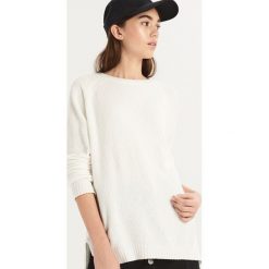 Luźny sweter - Kremowy. Swetry damskie marki Sinsay. W wyprzedaży za 29.99 zł.