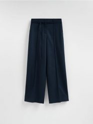 Spodnie z kantem - granatowy. Niebieskie spodnie materiałowe damskie Reserved, l, bez wzorów, z tkaniny. Za 149.99 zł.