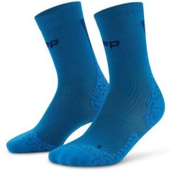 Damskie sportowe skarpety kompresyjne do połowy łydki Ultralight Core Run CEP. Niebieskie skarpety damskie CEP, bez wzorów, z materiału. Za 79.00 zł.