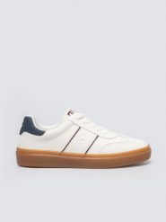 Sneakersy dziecięce ze skóry ekologicznej białe SS374024 101. Białe buty sportowe dziewczęce Big Star, bez wzorów, z gumy, z okrągłym noskiem, bez zapięcia. Za 149.99 zł.