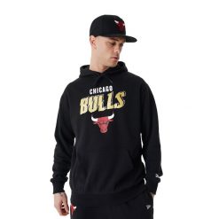 Bluza męska New Era Team Script OS Hoody Chicago Bulls. Czarne bluzy męskie New Era, l, bez wzorów, bez kaptura. Za 249.99 zł.