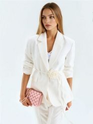 Żakiet z ozdobnym paskiem z różą 3D - kremowy. Białe żakiety damskie Sinsay, l, bez wzorów. Za 79.99 zł.