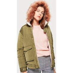 Kurtka z eko futrem - Khaki. Brązowe kurtki damskie Cropp. W wyprzedaży za 179.99 zł.