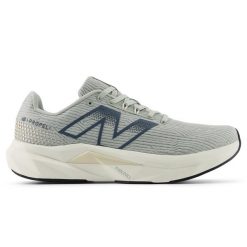 Buty męskie New Balance FuelCell Propel v5 MFCPR3IB – szare. Szare buty sportowe męskie New Balance, z gumy, bez zapięcia, do biegania. Za 599.99 zł.