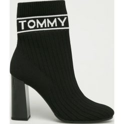 Tommy Jeans - Botki. Czarne kozaki damskie Tommy Jeans, z gumy, z okrągłym noskiem, bez obcasa, na obcasie. W wyprzedaży za 449.90 zł.